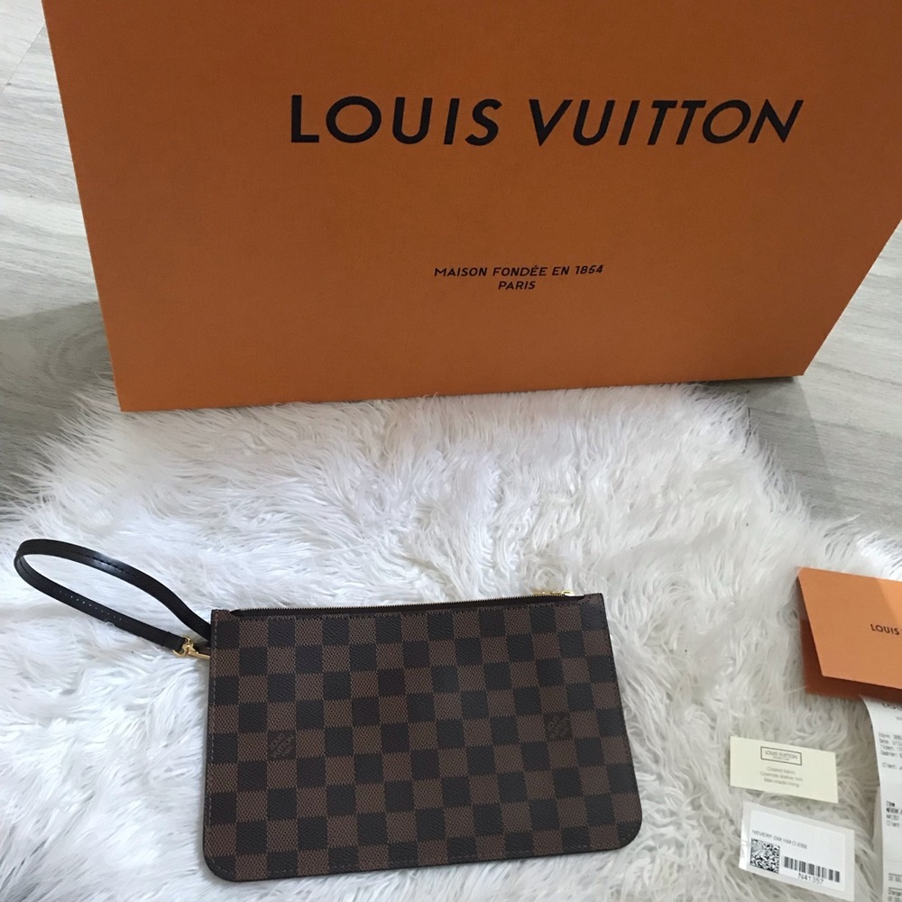 NWT. Louis Vuitton Neverfull Damier Ebene Wristlet